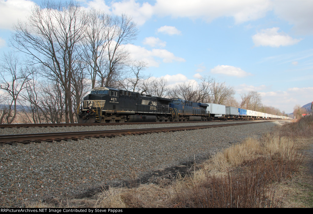 NS 4071 with the N&W Heritage Unit take a train west